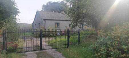 Siedlisko w <b>Łuszczowie Drugim (Wólka)</b>, piękny teren Parku Krajobrazowego. 0,5 ha, zabudowania – obora, kuchnia letnia, garaż, stodoła, dom ocieplony; działka 39x129 m