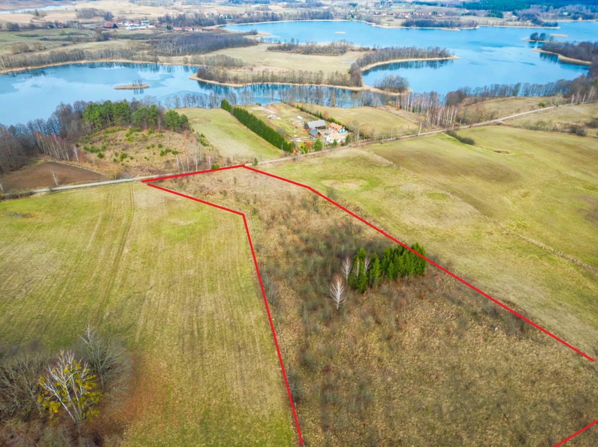 Wzgórze z widokiem na mazurskie jezioro