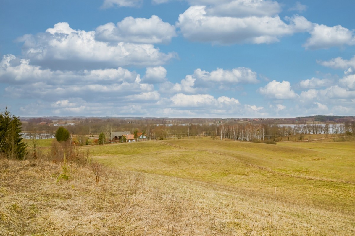 Wzgórze z widokiem na mazurskie jezioro
