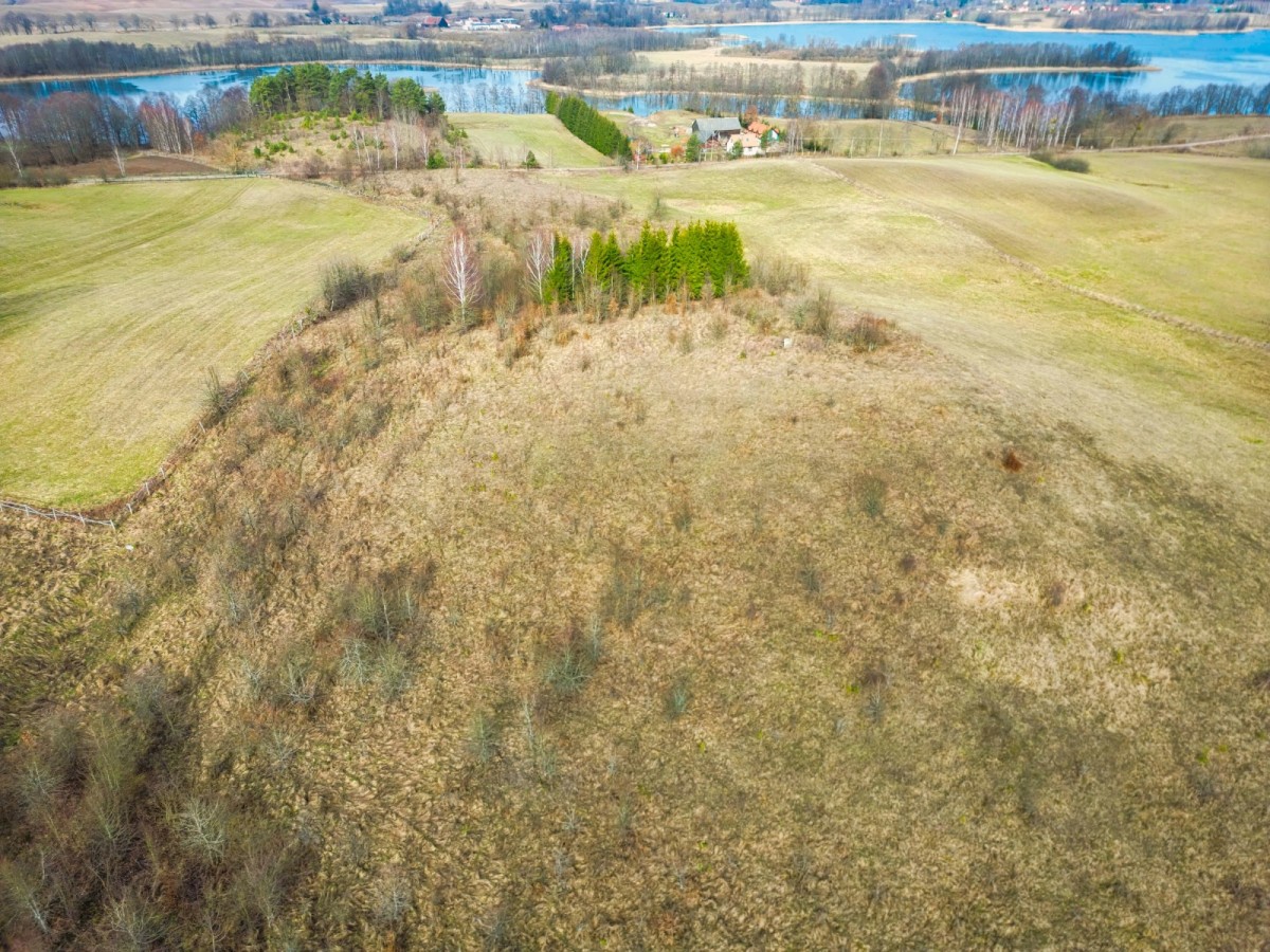 Wzgórze z widokiem na mazurskie jezioro