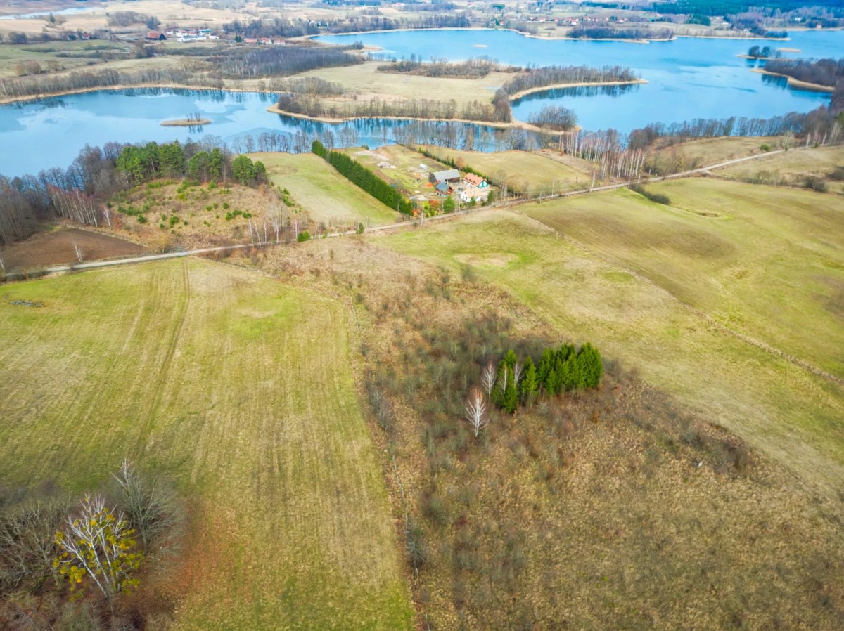 Wzgórze z widokiem na mazurskie jezioro
