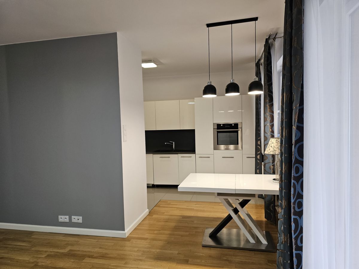 Nowoczesne przestronne mieszkanie z balkonem